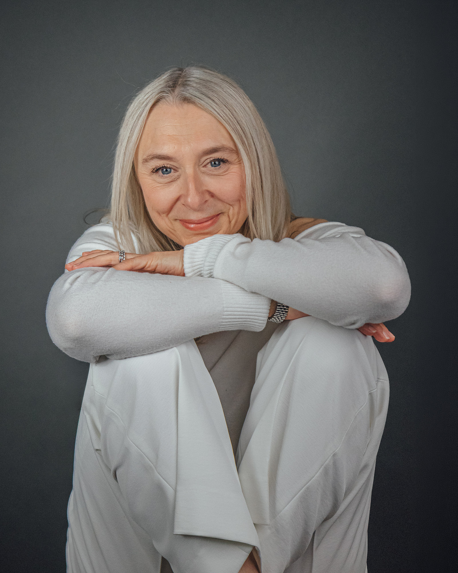 Luba Stoykovich, artiste de Geeker Studio, souriante, bras croisés